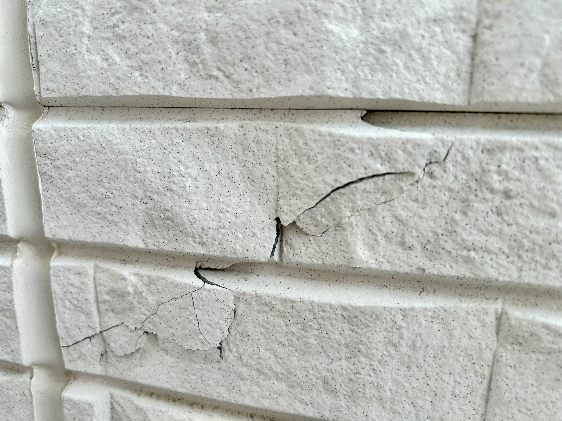 劣化した外壁・ひび割れ